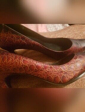 Women's Burgundy Crackle Leather Mid-Heel Pumps